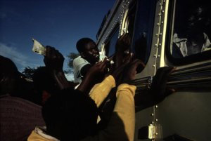 FOTORAFLARIMIZI HANG DOSYA FORMATINDA SAKLAMALIYIZ? Alex-webb-moroto-uganda-e28094-trying-to-get-on-a-bus-to-deliver-food-to-starving-relatives-1980